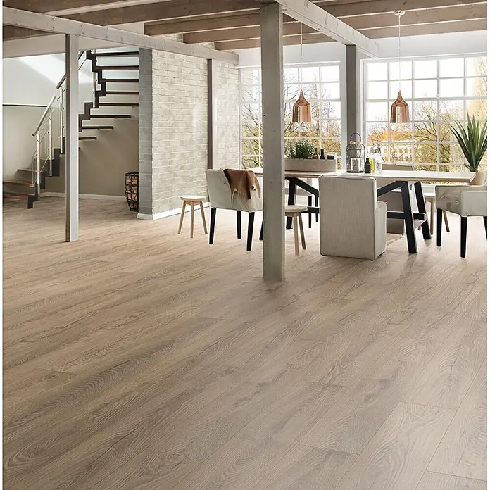 Krono Original Laminat Atlantic 8|33 - Natural Carpenter Oak, Landhausdiele, 1.288 x 195 x 8 mm - Heller Holzboden in einem geräumigen, modernen Wohn- und Essbereich.