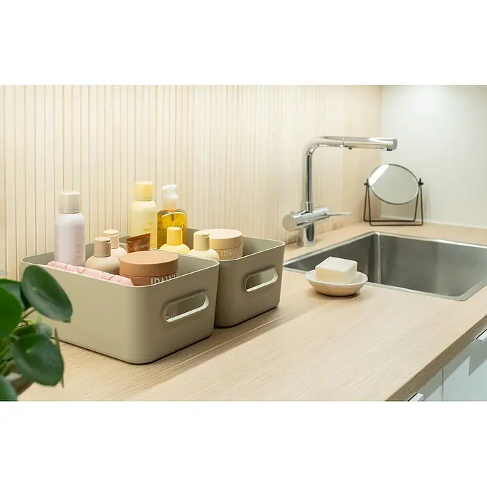 SmartStore Aufbewahrungsbox Comfort M - L x B x H: 29,5 x 19,5 x 12 cm, Kunststoff, Moss, 5,3 l - Zwei salbeigrüne Kunststoff-Aufbewahrungsbehälter mit Pflegeprodukten, ordentlich auf einer Holzbadezimmertheke angeordnet.