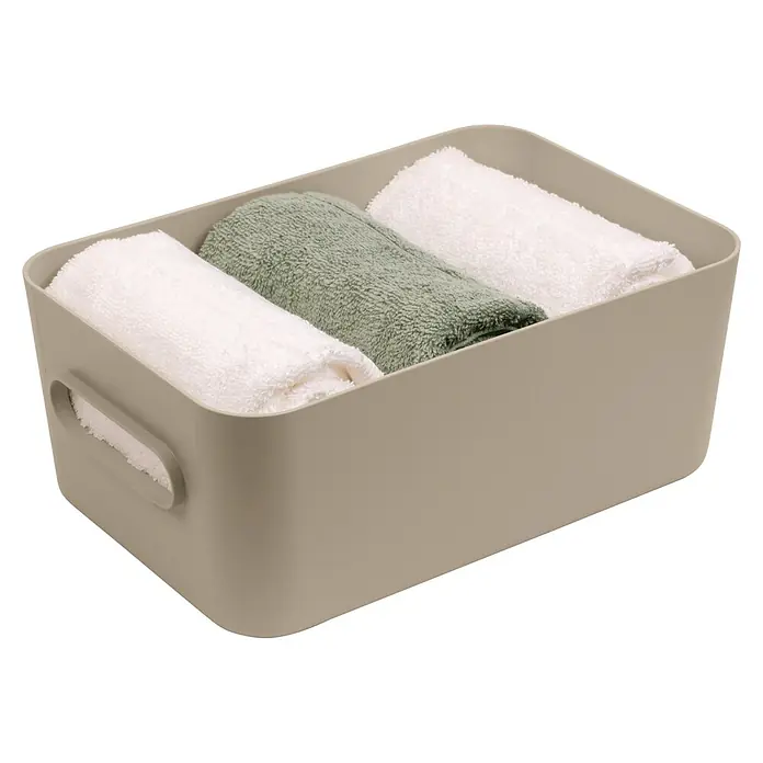 SmartStore Aufbewahrungsbox Comfort M - L x B x H: 29,5 x 19,5 x 12 cm, Kunststoff, Moss, 5,3 l - Hellbrauner Aufbewahrungskorb mit zwei weißen und einem grünen gerollten Handtuch.