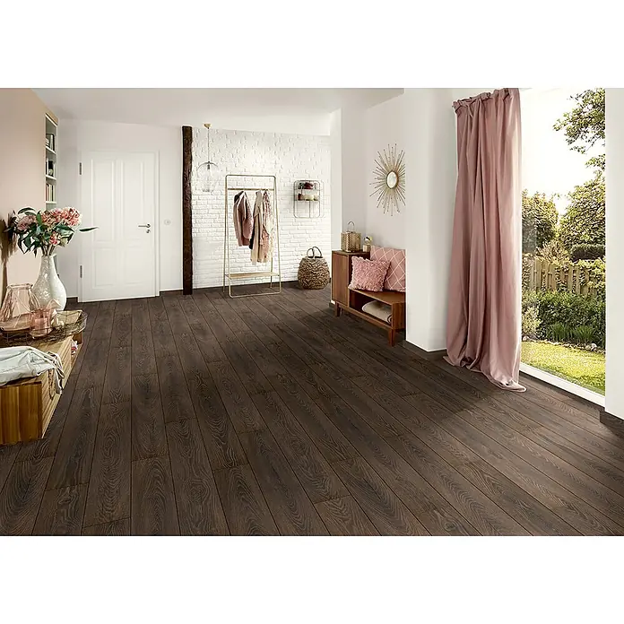 Krono Original Laminat Organic Classic - Espresso Carpenter Oak, Landhausdiele, 1.288 x 195 x 8 mm - Dunkler Laminatboden in Holzoptik in einem modernen Flur, der seine warmen Brauntöne und realistische Maserung zeigt.