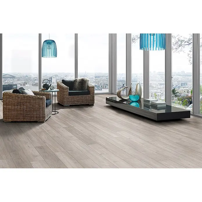 Krono Original Laminat Super Natural - Rockford Oak, Landhausdiele, 1.288 x 195 x 8 mm - Hellgrauer Laminatboden in Holzoptik in einem geräumigen, modernen Wohnzimmer.