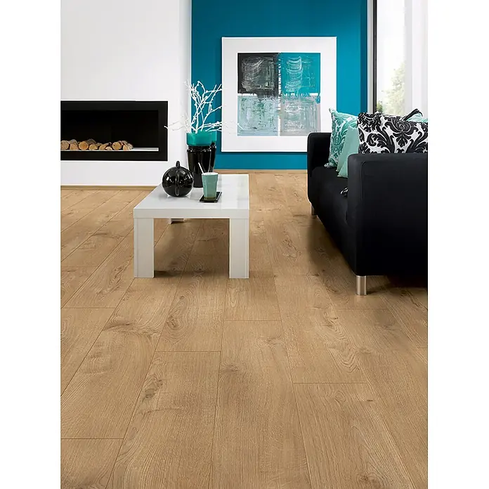 Krono Original Laminat Super Natural - Sherwood Oak, Landhausdiele, 1.288 x 195 x 8 mm - Hellebraune Laminat-Holzdielen mit natürlicher Maserung, präsentiert in einem modernen Wohnzimmer.