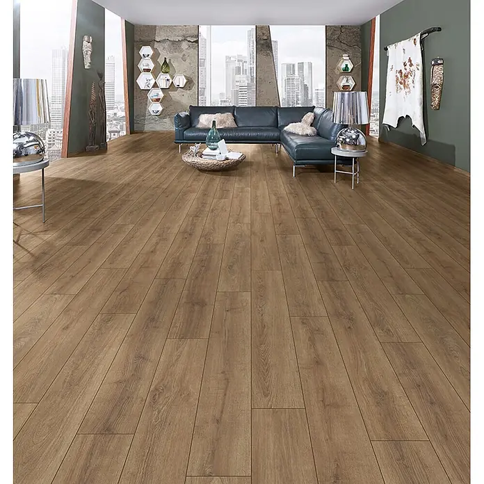 Krono Original Laminat Atlantic 7 - Clay Sola Oak, Landhausdiele, 1.288 x 195 x 7 mm - Heller Holzplankenboden in einem modernen Wohnzimmer verlegt.