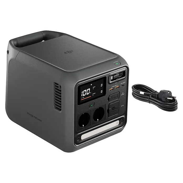 DJI Powerstation Power 1000 Mini - 1.008 Wh, Schwarz - Dunkelgraue tragbare Powerstation, DJI Power 1000 Mini, mit mehreren Steckdosen, USB-Anschlüssen, Digitalanzeige und gewickeltem schwarzem Stromkabel.
