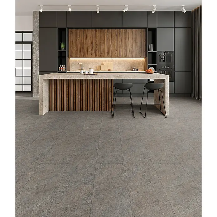 Krono Original Laminat Atlantic 8 - Grey Albus, 638 x 330 x 8 mm - Texturierte grau-braune Bodenfliesen in einer modernen Küche.