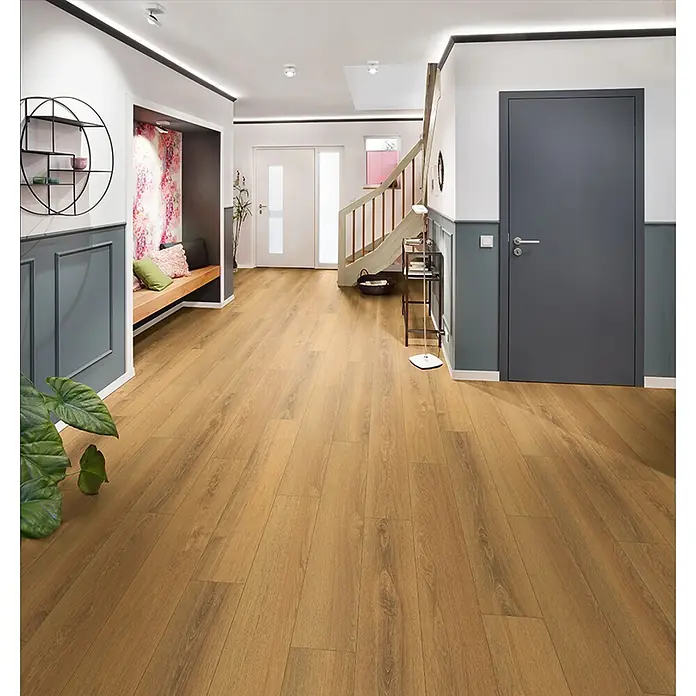 Krono Original Laminat Atlantic 7 - Sienna Montreux Oak, Landhausdiele, 1.288 x 245 x 7 mm - Hellbrauner Holzboden in einem hellen Flur verlegt.