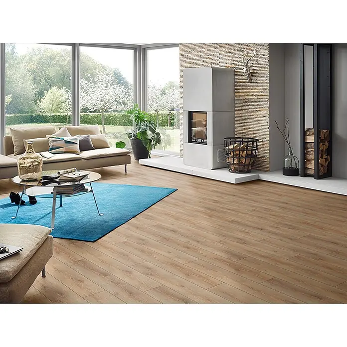 Krono Original Laminat Super Natural - Clearwater Oak, Landhausdiele, 1.288 x 195 x 8 mm - Helles braunes Holzparkett in einem modernen Wohnzimmer mit breiten Dielen.