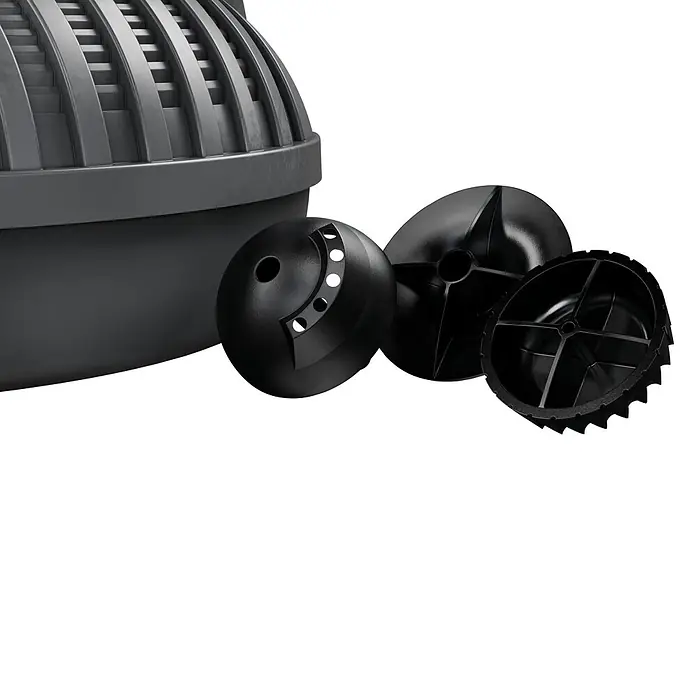 Oase Wasserspielpumpe Aquarius Set 4000 E - 42 W, Fördermenge pro Std.: 4.000 l - Dunkelgraue Kunststoffteile für ein Drainagesystem: eine gerippte Kuppel, eine perforierte Kugel und zwei Laufräder.