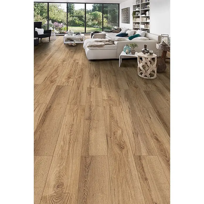 Krono Original Laminat Super Natural - Armoury Oak, Landhausdiele, 1.288 x 195 x 8 mm - Hellbrauner Boden in Holzoptik in einem modernen Wohnzimmer.