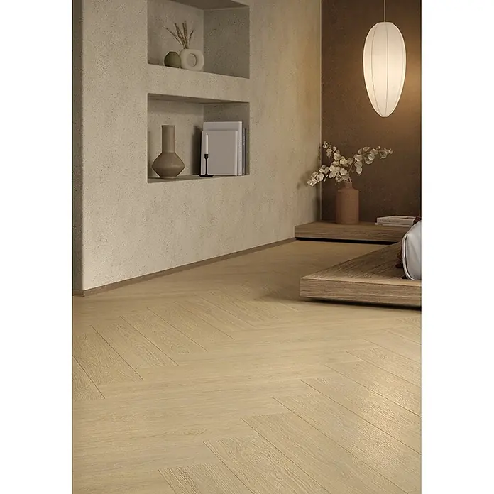 Krono Original Laminat Herringbone 8 - Cream Darcy Oak, Fischgrät, 630 x 126 x 8 mm - Heller Holzfußboden mit Fischgrätmuster in einem modernen, minimalistischen Raum.
