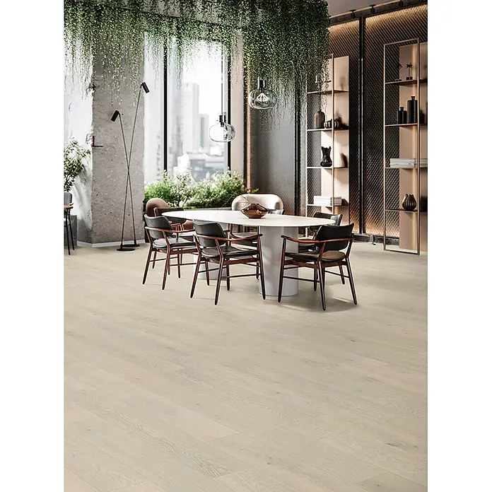 Krono Original Laminat Classic Silent Eco - Mist Ethereal Oak, Landhausdiele, 1.288 x 195 x 9 mm - Helles Holzparkett in einem modernen Essbereich, das die zeitgemäße Einrichtung ergänzt.