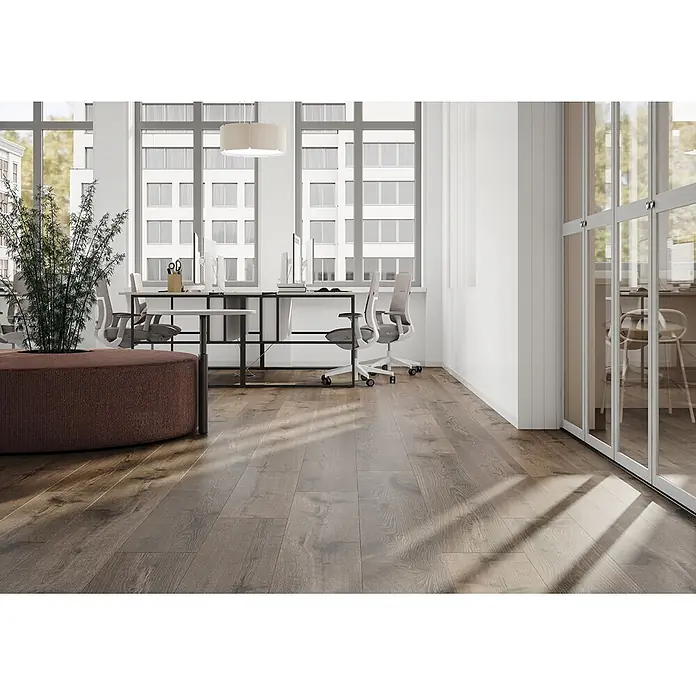 Krono Original Laminat Altitude - Hare Tegernsee Oak, Landhausdiele, 2.003 x 245 x 12 mm - Dunkler Holz-Dielenboden mit sichtbarer Maserung in modernem Büro, der die professionelle Atmosphäre unterstreicht.