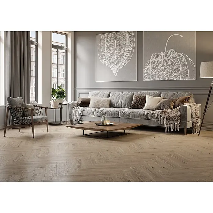 Krono Original Laminat Herringbone - Blonde Montanara Oak, Fischgrät, 630 x 126 x 8 mm - Heller Holzboden im Fischgrätmuster in einem modernen Wohnzimmer.