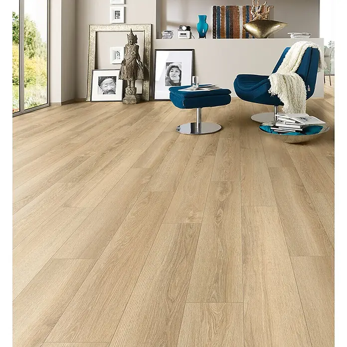 Krono Original Laminat Atlantic 7 - Cashew Montreux Oak, Landhausdiele, 1.288 x 195 x 7 mm - Helle Eichenlaminat-Bodenplanken in einem modernen Wohnzimmer verlegt.