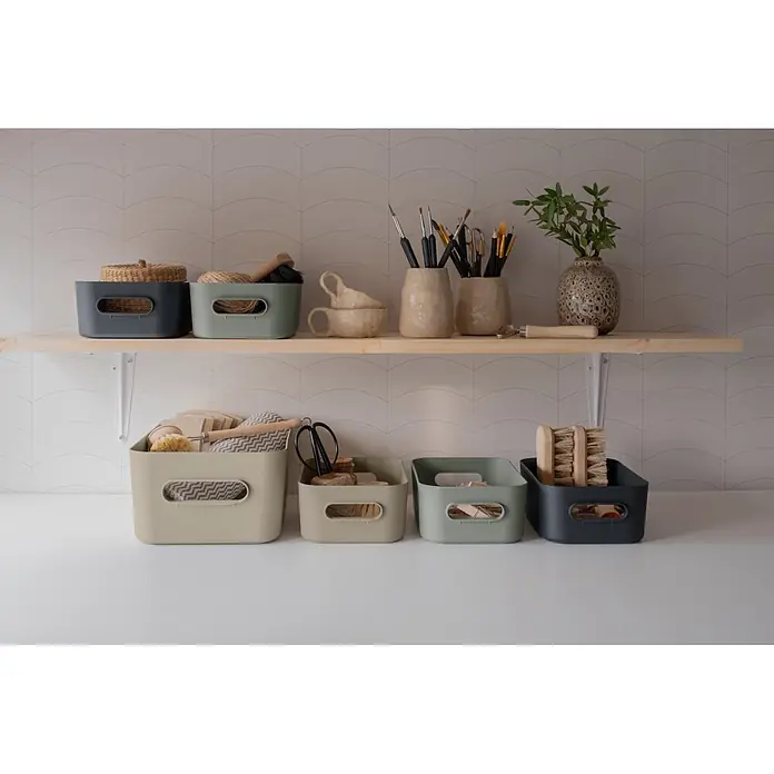 SmartStore Aufbewahrungsbox Comfort M - L x B x H: 29,5 x 19,5 x 12 cm, Kunststoff, Moss, 5,3 l - Kunststoff-Aufbewahrungsboxen in Dunkelgrau, Salbeigrün und Hellbeige, zur Organisation von Haushalts- und Bastelartikeln auf Holzregalen.