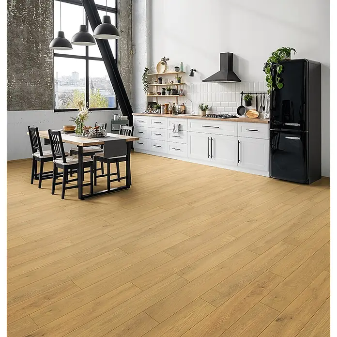 Krono Original Laminat Atlantic 12 - Honey Ethereal Oak, Landhausdiele, 1.288 x 195 x 12 mm - Helle braune Holzdielen verlegt in einer modernen Küche und Essbereich.