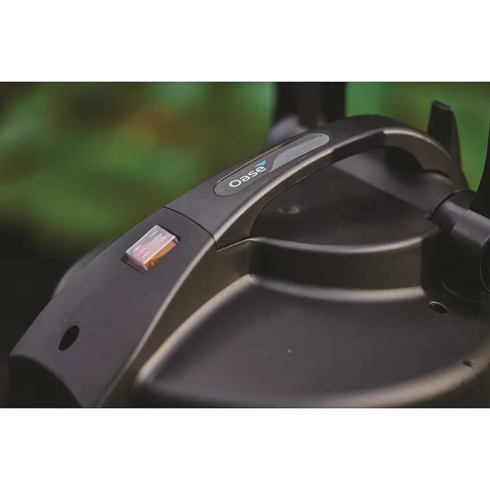 Oase Teichschlammsauger PondoVac 3 - 1.600 W, 27 l - Schwarzes Oase-Gerät mit orangefarbenem Kippschalter und "Living Water"-Logo.