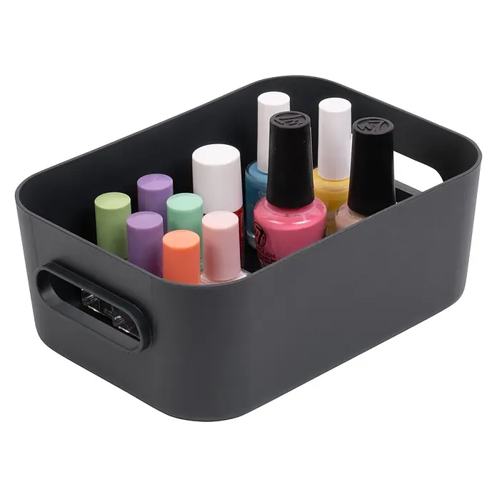 SmartStore Aufbewahrungsbox Comfort S - L x B x H: 20 x 14 x 7,5 cm, Kunststoff, Dark Teal, 1,5 l - Dunkelgrauer rechteckiger Aufbewahrungskorb gefüllt mit verschiedenfarbigen Nagellackflaschen zur ordentlichen Organisation.