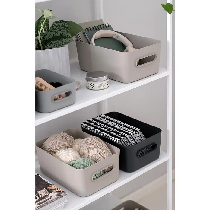 SmartStore Aufbewahrungsbox Comfort M - L x B x H: 29,5 x 19,5 x 12 cm, Kunststoff, Dark Teal, 5,3 l - Rechteckige Kunststoff-Aufbewahrungsboxen in neutralen Farben (Beige, Hellgrau, Dunkelgrau) für Notizbücher und Garn auf weißen Regalen.