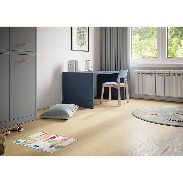 Krono Original Laminat Atlantic 12 - Hay Darcy Oak, Landhausdiele, 1.288 x 195 x 12 mm - Helles Kinderzimmer mit blauem Schreibtisch, hellblauem Stuhl, grauem Schrank und hellem Holzboden.