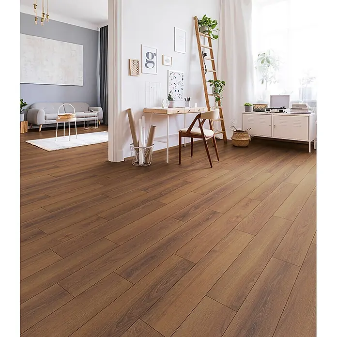 Krono Original Laminat Atlantic 7 - Grizzly Montreux Oak, Landhausdiele, 1.288 x 195 x 7 mm - Mittelbrauner Laminatboden in Holzoptik, verlegt in einem modernen Wohn- und Arbeitsbereich.