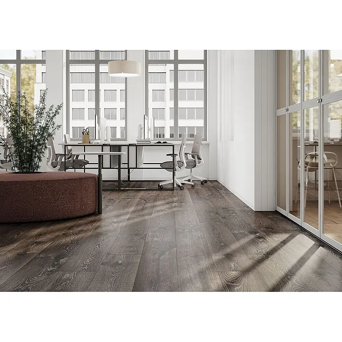 Krono Original Laminat Long Plank 12 - Ferry Oak, Landhausdiele, 2.003 x 245 x 12 mm - Dunkler Holzdielenboden mit reicher Maserung, verlegt in einem modernen Büro mit großen Fenstern.