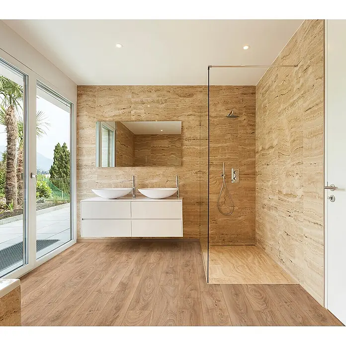 Krono Original Laminat Atlantic 8|33 - Historic Oak, Landhausdiele, 1.288 x 195 x 8 mm - Hellbrauner Holzboden-Look in einem modernen Bad mit Doppelwaschtisch und begehbarer Dusche.