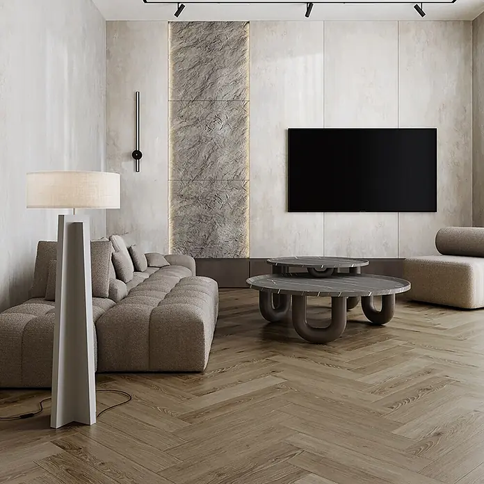 Krono Original Laminat Herringbone - Aged Montanara Oak, Fischgrät, 630 x 126 x 8 mm - Hohe, hellgraue, geometrische Stehlampe mit beigem Stoffschirm, neben einem Sofa in einem modernen Wohnzimmer.