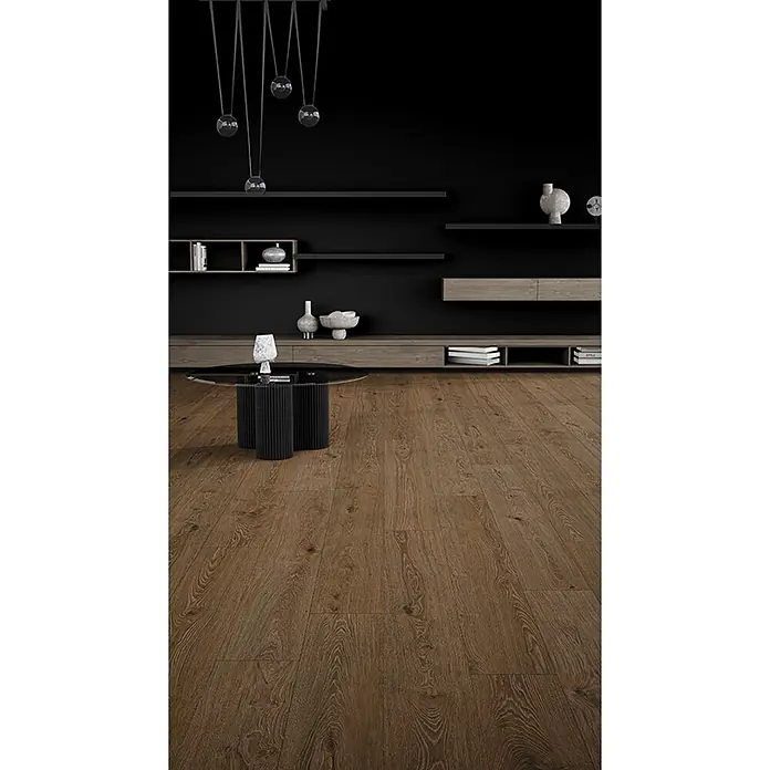 Krono Original Laminat Long Plank 8 - Dark Montanara Oak, Landhausdiele, 2.003 x 245 x 8 mm - Brauner Holzdielenboden mit sichtbarer Naturmaserung, der ein modernes Wohnzimmer mit dunklen Wänden ergänzt.