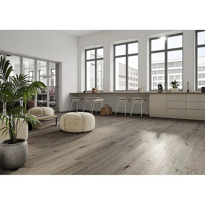 Krono Original Laminat Long Plank 8 - Aged Montanara Oak, Landhausdiele, 2.003 x 245 x 8 mm - Helle graubraune Holzbodenbretter in einem geräumigen, modernen Büropausenraum.