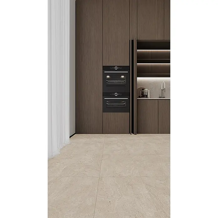 Krono Original Laminat Classic - Babylon Slate, 638 x 330 x 8 mm - Helle beige strukturierte Bodenfliesen in einer modernen Küche.