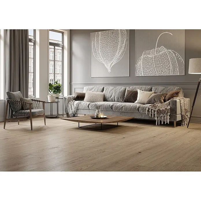Krono Original Laminat Long Plank 8 - Blonde Montanara Oak, Landhausdiele, 2.003 x 245 x 8 mm - Helles Holzplanken-Boden in einem Wohnzimmer, das eine natürliche und warme Ästhetik bietet.