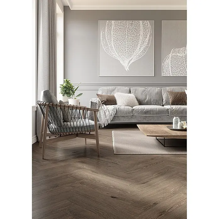 Krono Original Laminat Herringbone - Dark Montanara Oak, Fischgrät, 630 x 126 x 8 mm - Dunkelbrauner Fischgrät-Holzboden in einem modernen Wohnzimmer.