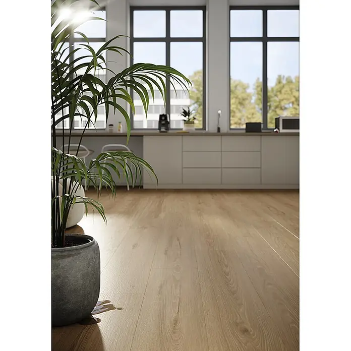 Krono Original Laminat Long Plank 8 - Smoked Montanara Oak, Landhausdiele, 2.003 x 245 x 8 mm - Hellbraune Holzbodenpaneele in einer modernen Küche verlegt, mit verschütteter Flüssigkeit an einer Topfpflanze, die Wasserbeständigkeit zeigt.