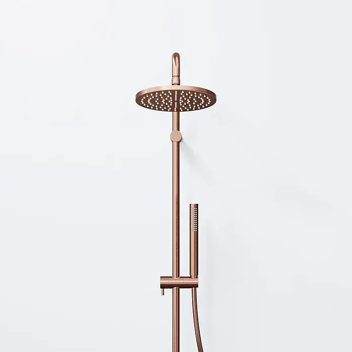 Vola Duschsystem -  - Duschsäule aus gebürstetem Kupfer mit rundem Regenbrausekopf und einer Handbrause.