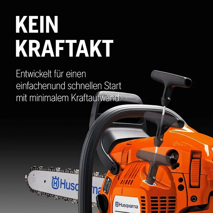 Husqvarna Benzin-Kettensäge 135 Mark II - 1.600 W, 38 cm³, Schwertlänge: 35 cm, Max. Aststärke: 300 mm - Orange-schwarze Husqvarna Kettensäge, ihr Zugstarter-Griff ist in Bewegung und betont den leichten Start.