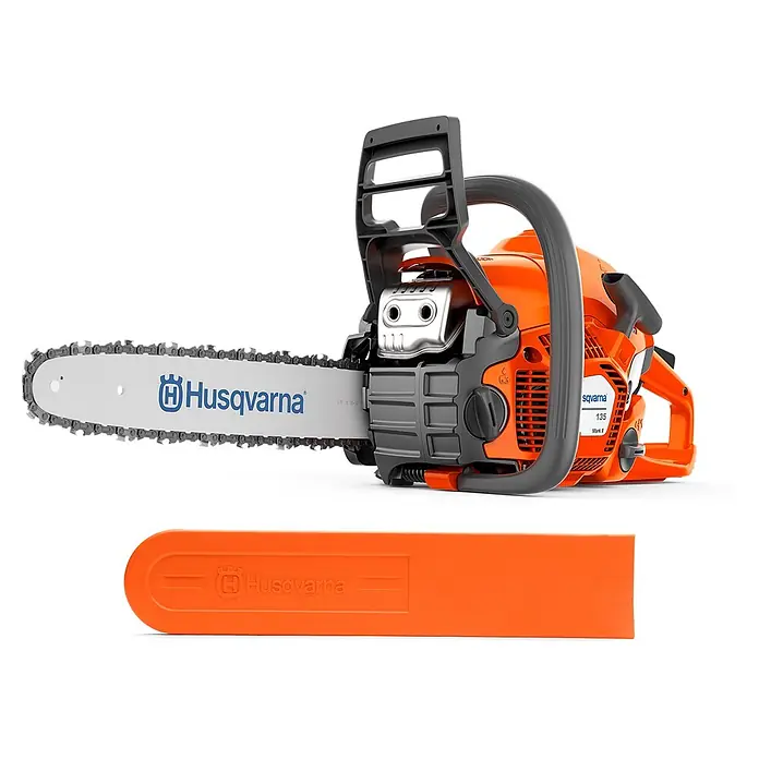 Husqvarna Benzin-Kettensäge 135 Mark II - 1.600 W, 38 cm³, Schwertlänge: 35 cm, Max. Aststärke: 300 mm - Orange-schwarze Husqvarna Kettensäge mit silbernem Schalldämpfer und passendem orangefarbenen Schwertschutz.