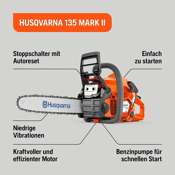 Husqvarna Benzin-Kettensäge 135 Mark II - 1.600 W, 38 cm³, Schwertlänge: 35 cm, Max. Aststärke: 300 mm - Orange-schwarze Husqvarna 135 Mark II Kettensäge mit sichtbarer Kette und Griff.