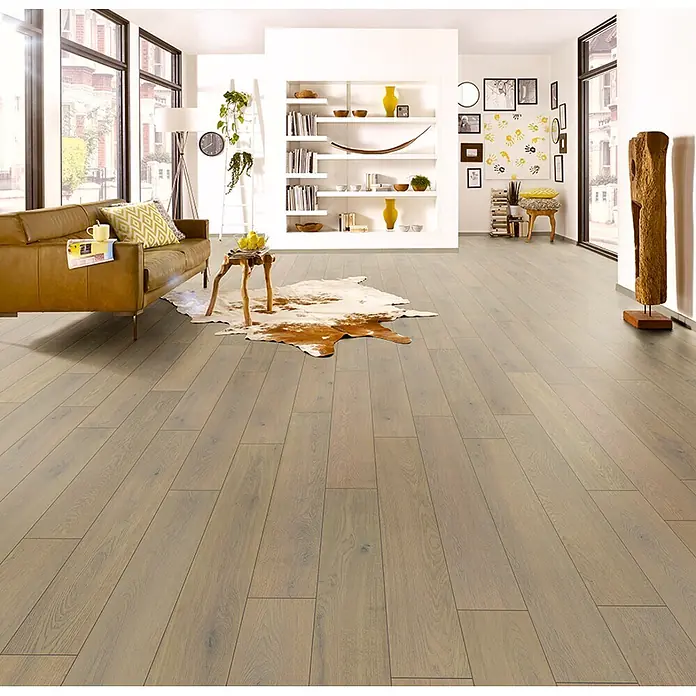 Krono Original Laminat Classic Silent - Gold Fiordaliso Oak Copper Ethereal Oak, Landhausdiele, 1.288 x 195 x 9 mm - Heller graubeiger Holzlaminatboden in einem geräumigen Wohnzimmer verlegt.
