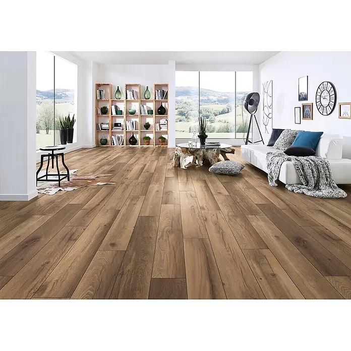 Krono Original Laminat Classic Silent Eco - Wild West Oak, Landhausdiele, 1.288 x 195 x 9 mm - Natürlicher Eichenlaminatboden in einem geräumigen, lichtdurchfluteten Wohnzimmer.