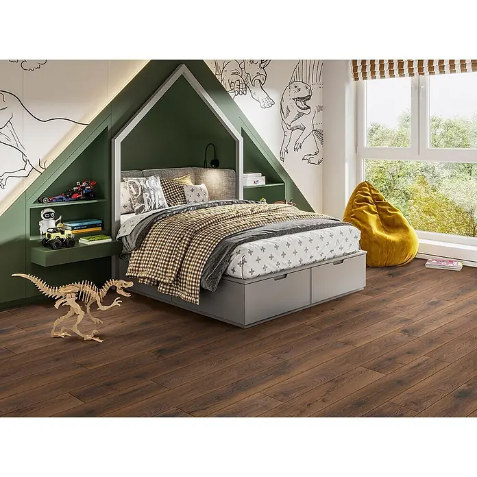 Krono Original Laminat Organic Clever - Bourbon Hills Oak, Landhausdiele, 1.288 x 195 x 6 mm - Dunkler Holzlaminatboden in einem Kinderzimmer.