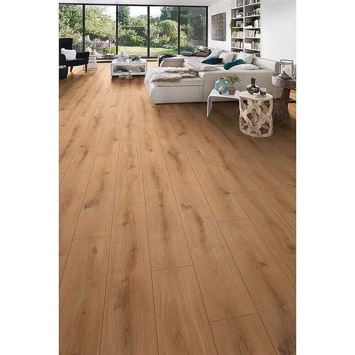 Krono Original Laminat Classic Silent - Golden Vista Oak, Landhausdiele, 1.288 x 195 x 9 mm - Hellbrauner Laminatboden in Holzoptik mit sichtbarer Maserung, verlegt in einem hellen, modernen Wohnzimmer.