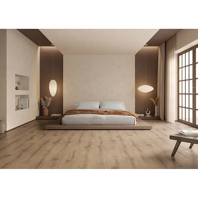 Krono Original Laminat Organic Clever - Organic Oak, Landhausdiele, 1.288 x 195 x 6 mm - Hellbrauner Holzboden in einem minimalistischen Schlafzimmer.