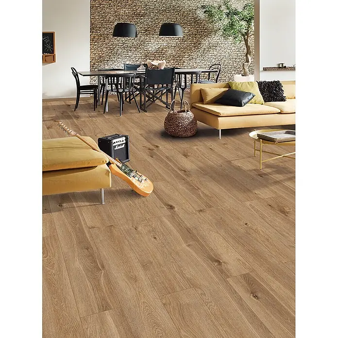 Krono Original Laminat Classic Silent - Solar Oak, Landhausdiele, 1.288 x 195 x 9 mm - Hellbrauner Laminatboden in Holzoptik in einem modernen Wohn- und Essbereich.