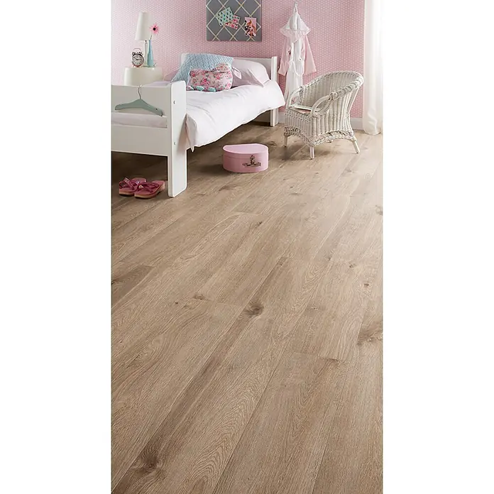 Krono Original Laminat Classic Silent Eco - Eurus Oak, Landhausdiele, 1.288 x 195 x 9 mm - Heller Laminatboden in Holzoptik, verlegt in einem Kinderzimmer.