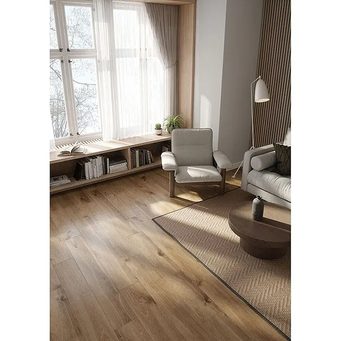 Krono Original Laminat Organic Classic - Solar Oak, Landhausdiele, 1.288 x 195 x 8 mm - Helle Holzfußboden in breiten Dielen, Sonnenlicht in einem modernen Wohnzimmer reflektierend.