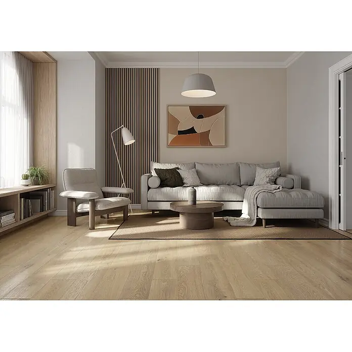Krono Original Laminat Organic Classic - Rope Ethereal Oak, Landhausdiele, 1.288 x 195 x 8 mm - Ein helles, modernes Wohnzimmer mit hellgrauem Ecksofa, Holztisch und Akzentwand aus Holzlamellen, das eine gemütliche und stilvolle Atmosphäre schafft.