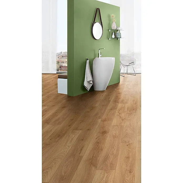 Krono Original Laminat Organic Clever - Heathland Oak, Landhausdiele, 1.288 x 195 x 6 mm - Hellbrauner Dielenboden aus Holz mit sichtbarer Maserung in einem modernen Raum.