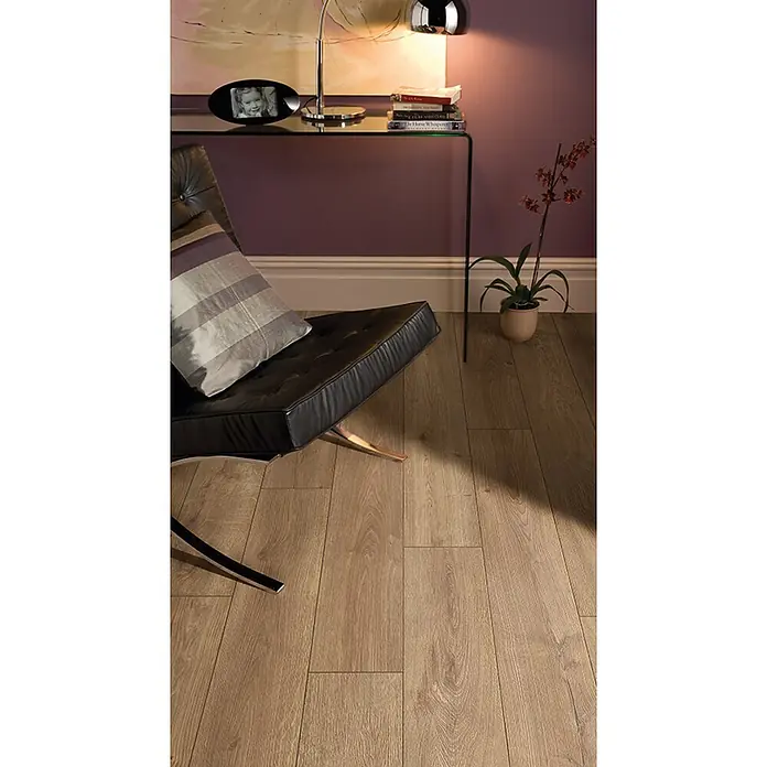 Krono Original Laminat Organic Clever - Hillside Oak, Landhausdiele, 1.288 x 195 x 6 mm - Hellbraune Holzfußbodenbretter in einem Wohnzimmer unter einem schwarzen Sessel.