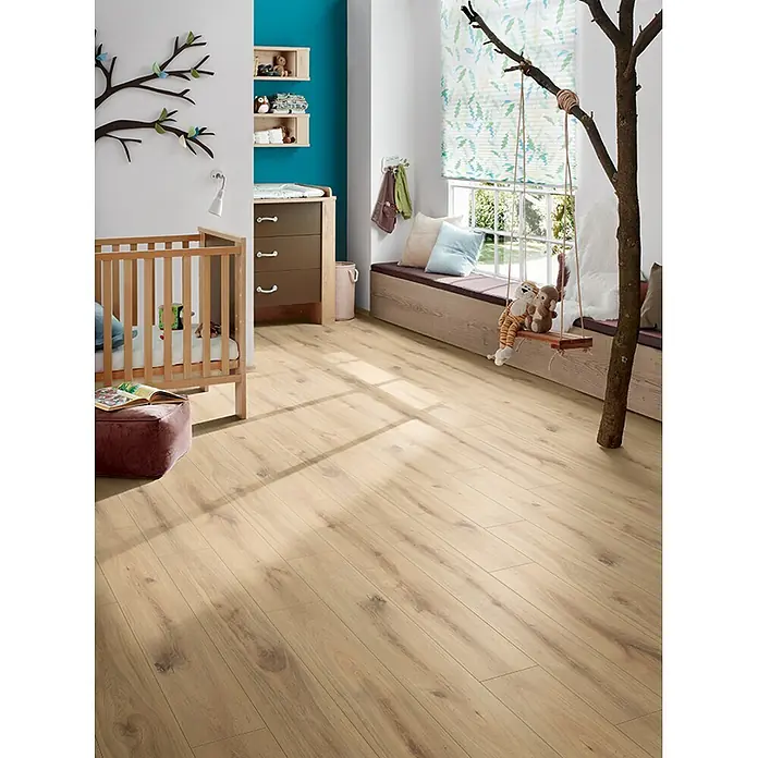Krono Original Laminat Organic Clever - Organic Oak, Landhausdiele, 1.288 x 195 x 6 mm - Heller Holzboden in einem Kinderzimmer, der dem verspielten Raum Wärme verleiht.